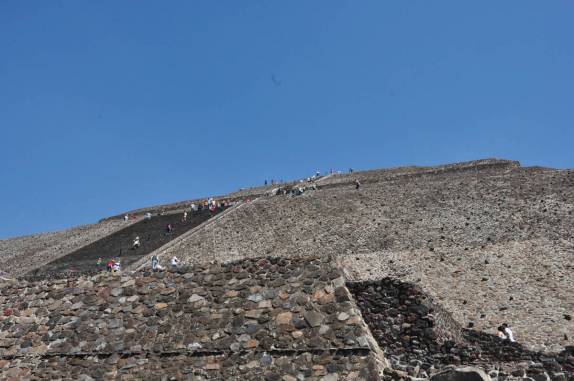 Pessoas ficam minúsculas ao subir a Pirâmide do Sol, em Teotihuacán, ao norte da Cidade do México